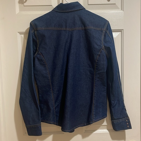 NWT Denim Button Down Women’s Blouse by Signature Levi’s Strauss. - Picture 4 of 4